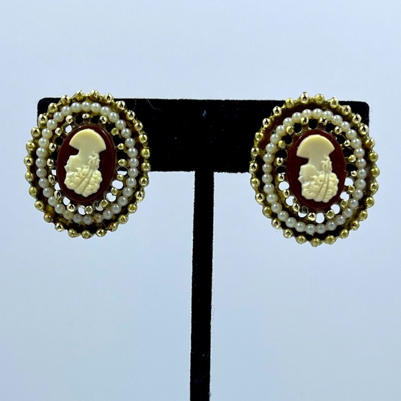 Gorgeous and Unique Vintage Cameo Upside Down Clip On Earrings - Picture 2 of 7